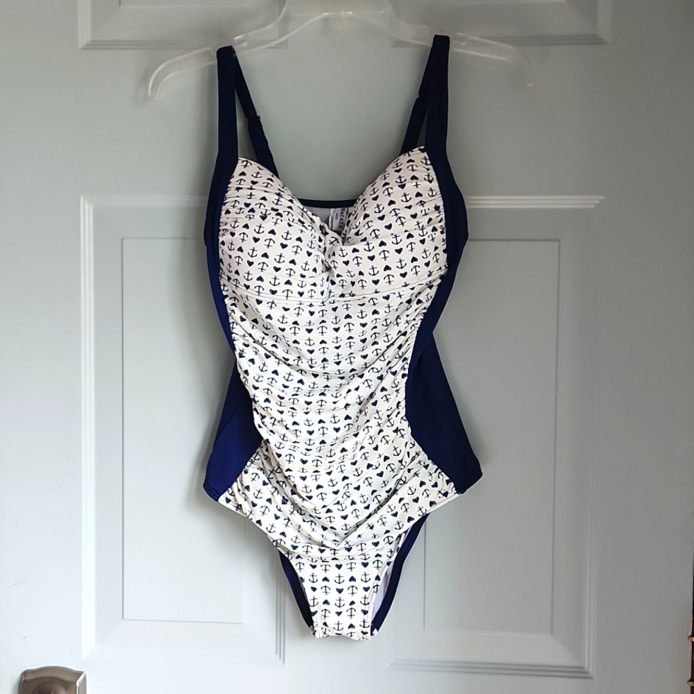 Romenza, Woman's Sz 8, Navy and Cream w Anchors and Hearts & Adustable Straps.